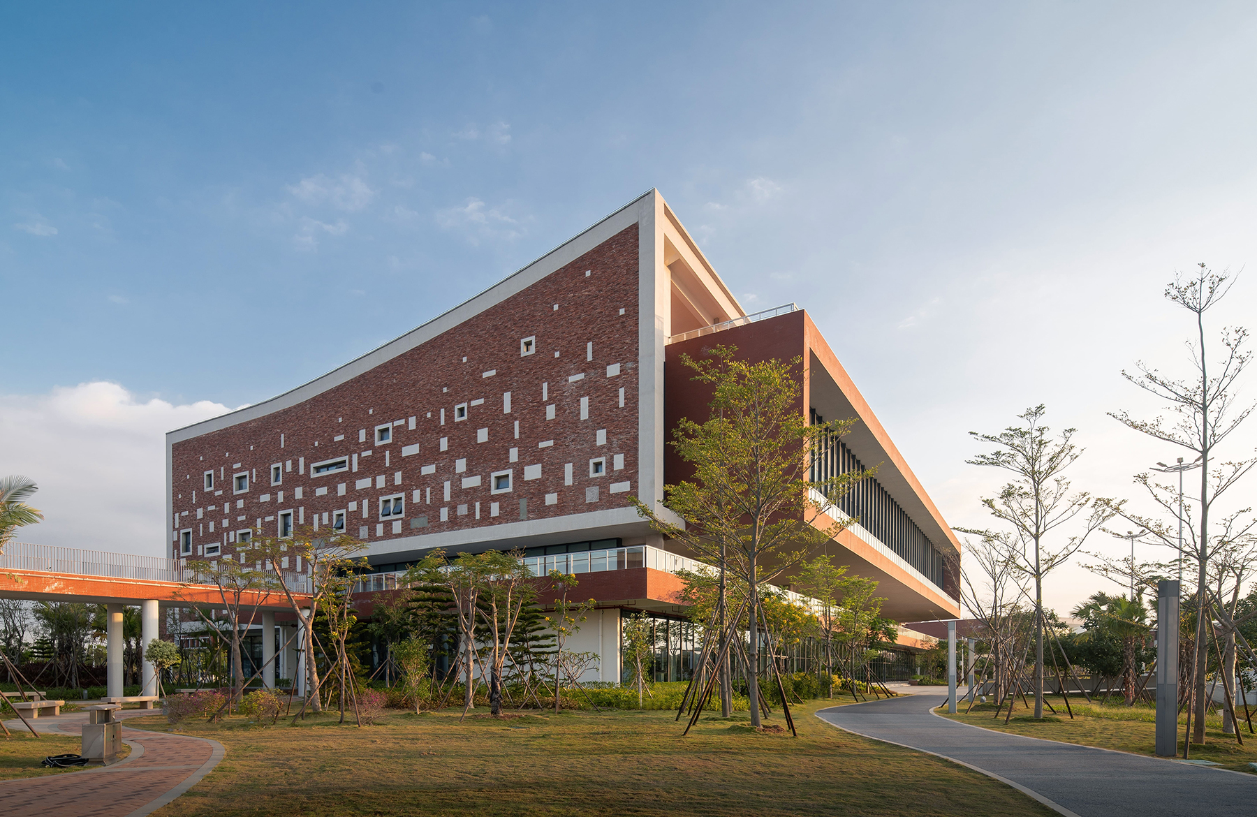 Waterfront Library with Red Brick and White Stone_04.jpg